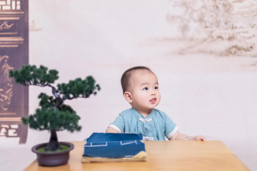 宁津怀孕肚子中间凹两边凸